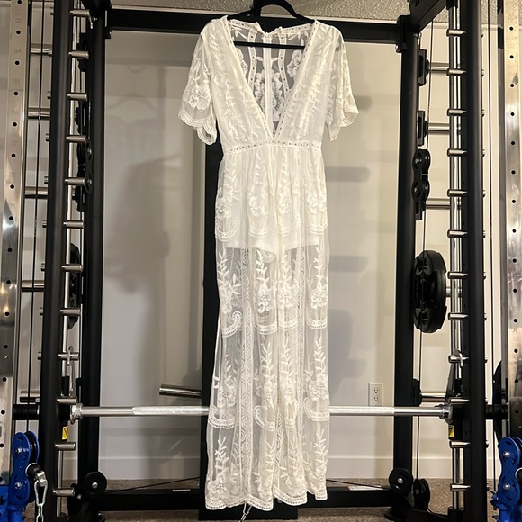 Honey Punch White Lace Deep V Maxi Dress with Shorts Small - Picture 5 of 8